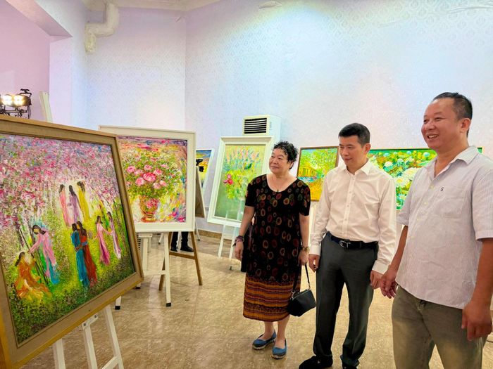 Các đại biểu tham quan triển lãm. Ảnh: Thụy Du