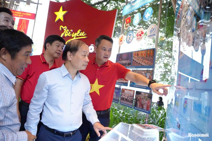 Các đại biểu tham quan không gian tái hiện quá trình hình thành, xây dựng và trưởng thành của Hội LHTN Việt Nam qua 70 năm. Ảnh: Phạm Mạnh