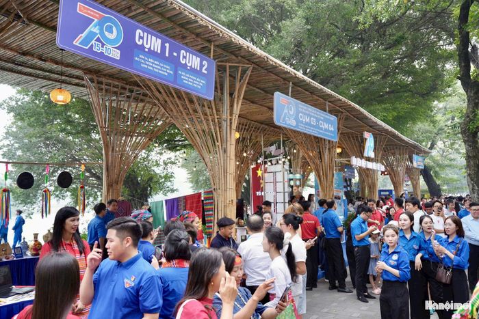 Đông đảo bạn trẻ và người dân tham quan Triển lãm “70 Năm dấu ấn - tiếp nối khát vọng”. Ảnh: Phạm Mạnh
