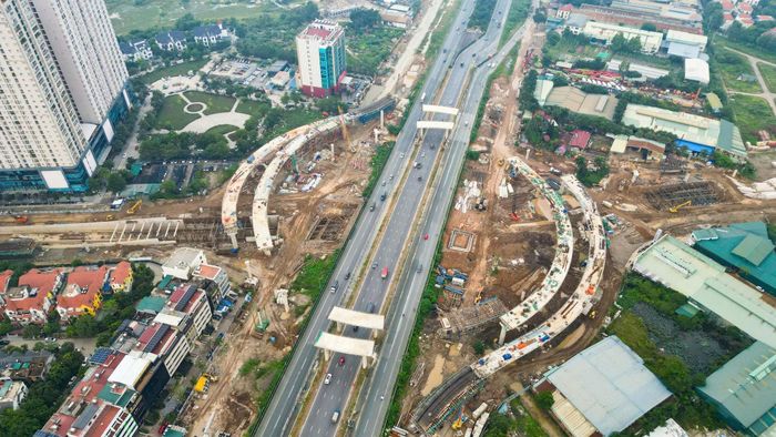 Dự án xây dựng nút giao khác mức giữa đường Vành đai 3,5 và Đại lộ Thăng Long đang được đẩy nhanh tiến độ. Ảnh: Tạ Hải.