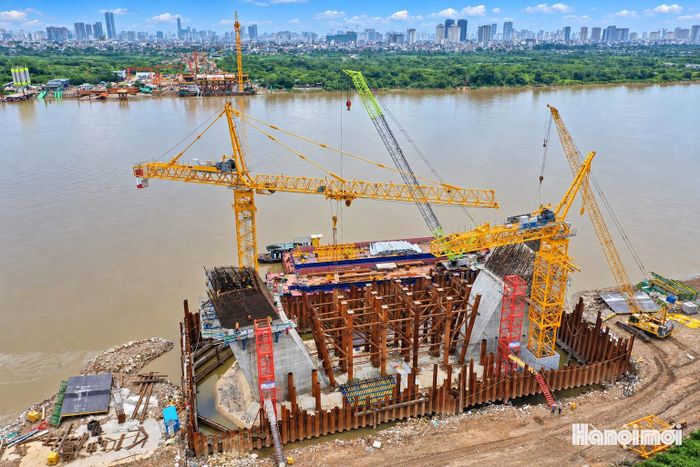 Dự án đầu tư xây dựng cầu Tứ Liên đang phấn đấu về đích trước thềm Hội nghị APEC 2027. Ảnh: Phạm Hùng.