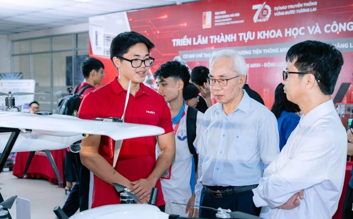 Khách tham quan, tìm hiểu sản phẩm tại triển lãm. Ảnh: Duy Thành