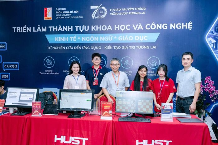 Một góc triển lãm lĩnh vực kinh tế - ngôn ngữ - giáo dục. Ảnh: Duy Thành