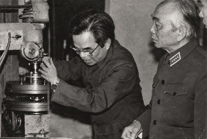 Sự thành công của đề án “Dây chuyển sản xuất vòi phun bơm cao áp cho động cơ diesel” đã khai mở ngành cơ khí chính xác của Việt Nam. Trong ảnh, PGS Trần Tuấn Thanh (chủ trì đề tài) báo cáo Phó Chủ tịch Hội đồng Bộ trưởng Võ Nguyên Giáp về thiết bị sản xuất vòi phun bơm cao áp cho động cơ diesel. Ảnh tư liệu