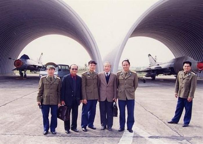 GS Trần Vĩnh Diệu (thứ tư từ trái sang) và các sĩ quan Quân chủng Phòng không Không quân trước công trình nhà vòm chứa máy bay tại sân bay Kép năm 1997. Ảnh tư liệu