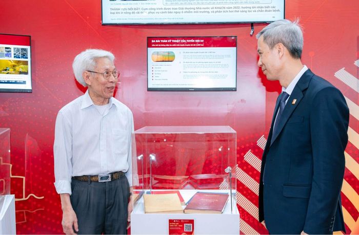 GS.TS Lê Anh Tuấn, Giám đốc Đại học Bách khoa Hà Nội (phải) và GS.TS Lã Văn Út (trái), trước công trình thiết kế đường dây tải điện siêu cao áp 500 KV Bắc - Nam. Công trình này do GS.VS TSKH Trần Đình Long, GS.TS Lã Văn Út cùng các nhà khoa học Bộ môn Hệ thống điện thực hiện, góp phần phát triển hệ thống điện quốc gia. Ảnh: Duy Thành