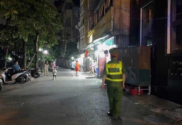 Công an phường Ba Đình tổ chức tuần tra quanh hồ Đầm Tròn vào ban đêm. Ảnh: Bảo Hân