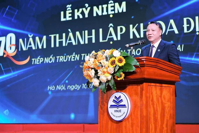 Phó Giáo sư, Tiến sĩ Nguyễn Đức Sơn, Hiệu trưởng Trường Đại học Sư phạm Hà Nội phát biểu chúc mừng thành tựu của Khoa Địa lý. Ảnh: Lê Đông
