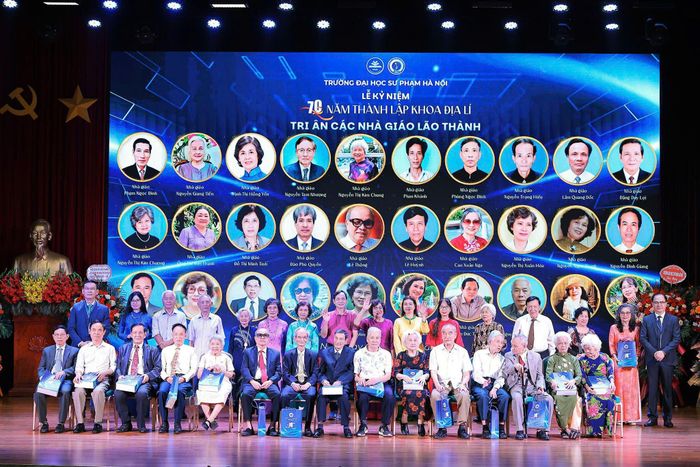 Khoa Địa lý tri ân các nhà giáo lão thành. Ảnh: Lê Đông
