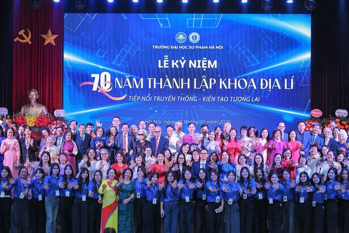 Lễ kỷ niệm có sự tham gia của nhiều thế hệ giảng viên, sinh viên, học viên Khoa Địa lý. Ảnh: Lê Đông