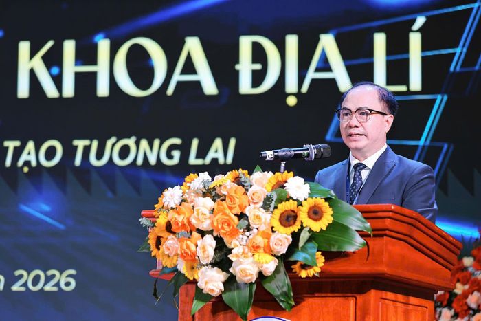 Phó Giáo sư, Tiến sĩ Nguyễn Quyết Chiến, Trưởng khoa Địa lý, Trường Đại học Sư phạm Hà Nội phát biểu diễn văn khai mạc tại lễ kỷ niệm. Ảnh: Lê Đông