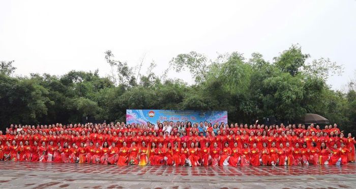 Gần 400 phụ nữ Yên Sở tự tin tỏa sáng chào mừng ngày 10-10. Ảnh: Thái Phương