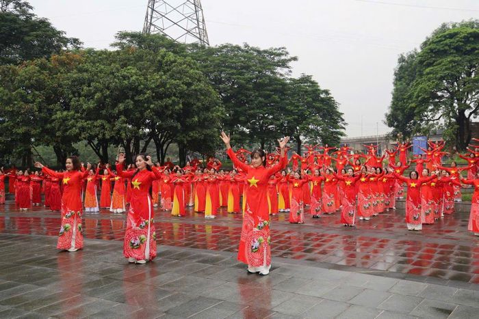 Điểm nhấn của chương trình là màn trình diễn áo dài truyền thống, tôn vinh vẻ đẹp duyên dáng, thanh lịch của phụ nữ Việt Nam. Ảnh: Thái Phương