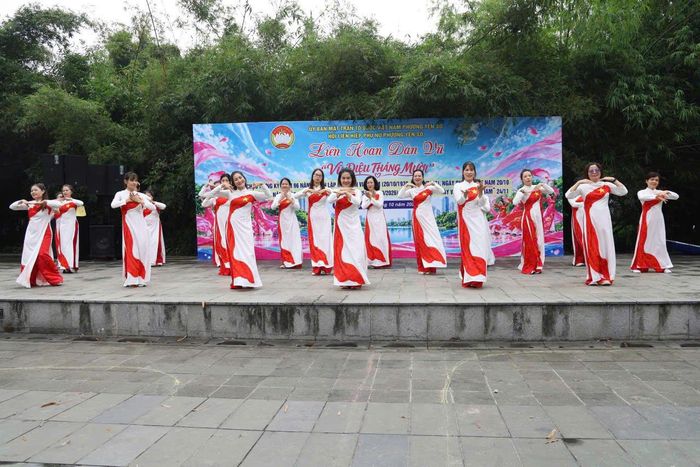 Những động tác khỏe khoắn, nhịp nhàng, đồng đều truyền tải niềm vui, sự tự tin và tình yêu đối với quê hương, đất nước. Ảnh: Thái Phương