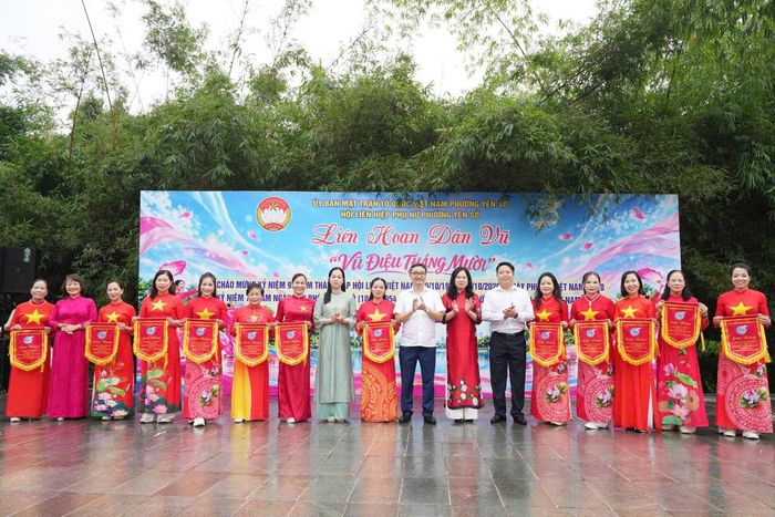 Các đơn vị nhận cờ lưu niệm của chương trình. Ảnh: Thái Phương