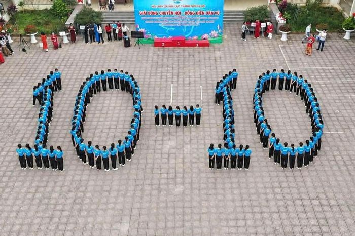 Màn đồng diễn dân vũ của phụ nữ Thủ đô chào mừng Ngày Giải phóng Thủ đô. Ảnh: Cơ sở