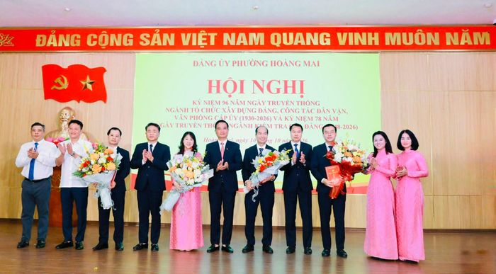 Thường trực Đảng ủy phường tặng hoa chúc mừng đại diện Ủy ban MTTQ Việt Nam phường, Ban Xây dựng Đảng, Ủy ban Kiểm tra Đảng ủy và Văn phòng Đảng ủy. Ảnh: Trần Oanh
