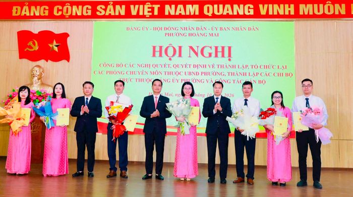 Lãnh đạo phường Hoàng Mai trao quyết định và hoa cho các Trưởng, Phó phòng chuyên môn. Ảnh: Trần Oanh