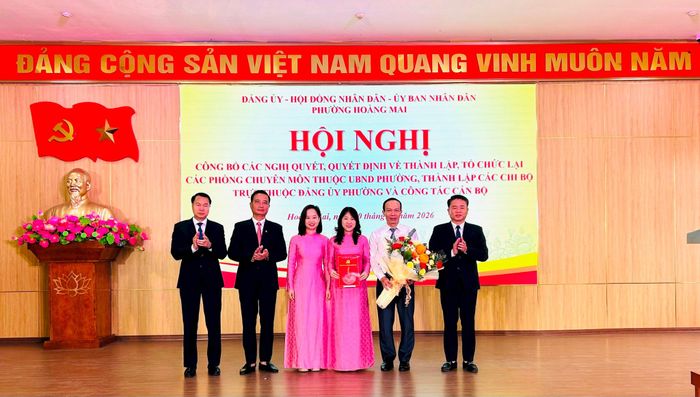 Lãnh đạo phường Hoàng Mai trao quyết định và tặng hoa các đồng chí trong Chi ủy Chi bộ Ban Xây dựng Đảng. Ảnh: Trần Oanh