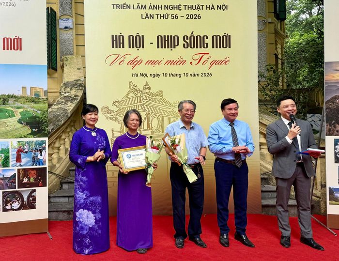 Trao giải Nhất cho các tác giả xuất sắc. Ảnh: Thụy Du