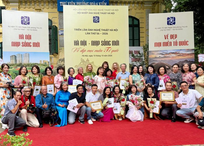 Các đại biểu, tác giả và công chúng tại triển lãm. Ảnh: Thụy Du