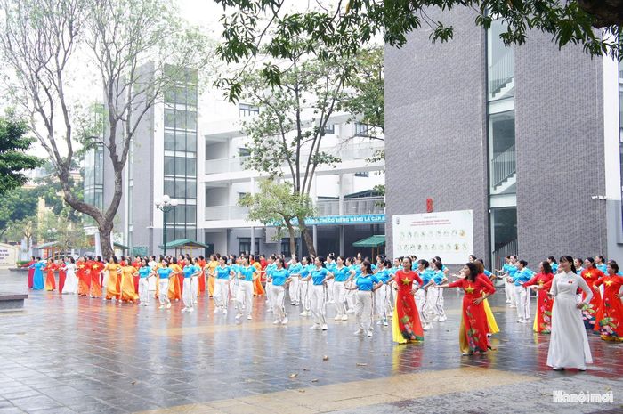 Những tà áo dài duyên dáng góp phần tôn vinh vẻ đẹp người phụ nữ Phú Thượng. Ảnh: PV
