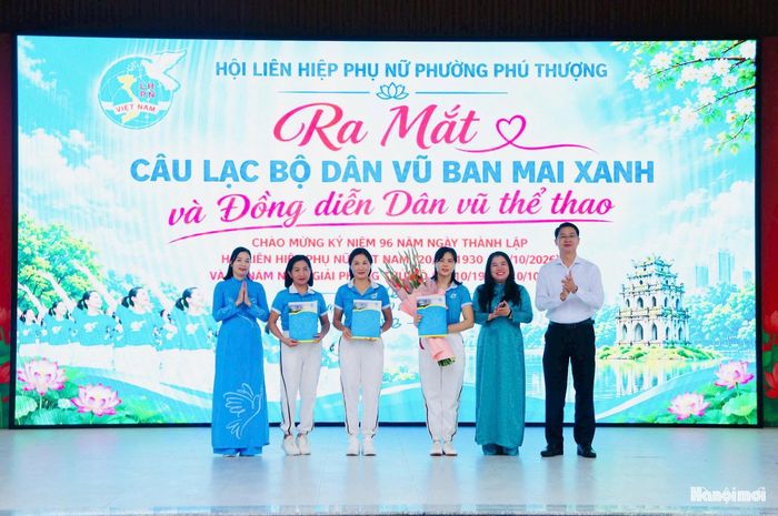 Hội Liên hiệp phụ nữ phường Phú Thượng công bố quyết định thành lập Câu lạc bộ Dân vũ thể thao Ban Mai Xanh với 80 thành viên. Ảnh: PV