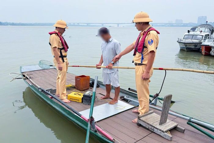 Cảnh sát đường thủy phát hiện vụ dùng xung kích điện đánh bắt thủy sản trên sông Hồng. Ảnh: Công an Hà Nội