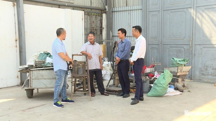 Ông Đào Tiến Mạnh (thứ 2 từ trái sang), thôn Hòa Hợp đi đầu tự giác tháo dỡ công nhà xưởng vi phạm của gia đình. Quy mô công trình lên tới trên 500m2. Ảnh: Thái Trọng.