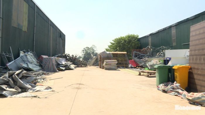 Một công trình nhà xưởng đã tự giác tháo dỡ xong và đang trong quá trình di chuyển tài sản đi nơi khác tại khu Lò gạch Đồng Bưởi, xã Dương Hòa. Ảnh: Thái Trọng.