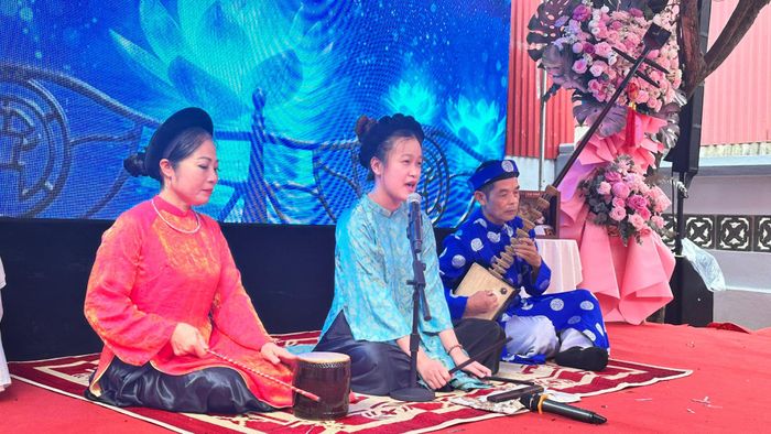 Các nghệ nhân thực hiện nội dung truyền dạy. Ảnh: Thành Luân