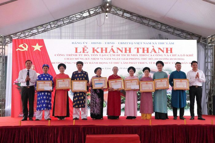 Lãnh đạo xã Thư Lâm trao giấy khen cho các nghệ nhân ưu tú câu lạc bộ Ca trù Lỗ Khê. Ảnh: Mỹ Hoa