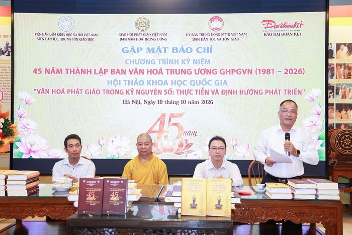 Đại diện Ban tổ chức thông tin về chương trình kỷ niệm 45 năm thành lập Ban Văn hóa Trung ương Giáo hội Phật giáo Việt Nam. Ảnh: Ban tổ chức