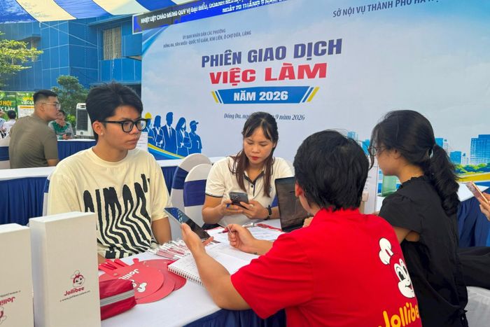 Hoạt động tư vấn tuyển dụng trực tiếp tại các Phiên giao dịch việc làm lưu động tại cơ sở. Ảnh: Mai Hoa