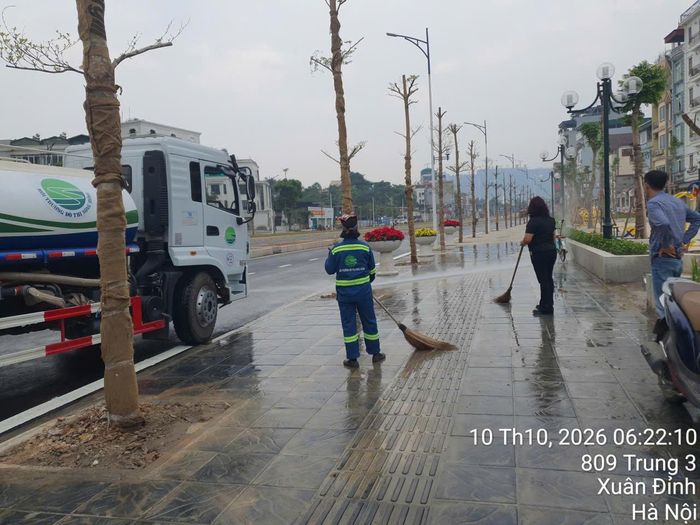 Công nhân tiến hành vệ sinh mặt đường trước khi thông tuyến. Ảnh: PV