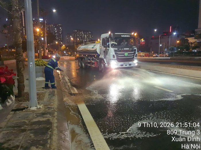 Công nhân tiến hành vệ sinh mặt đường trước khi thông tuyến. Ảnh: PV