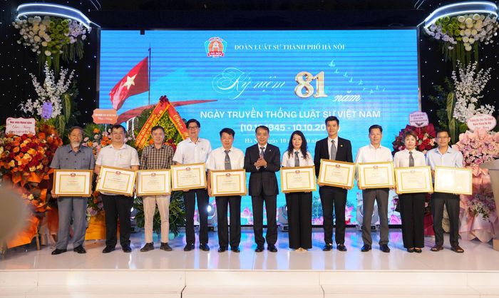 Các cá nhân nhận Giấy khen của Đoàn Luật sư thành phố Hà Nội. Ảnh: Công Phương