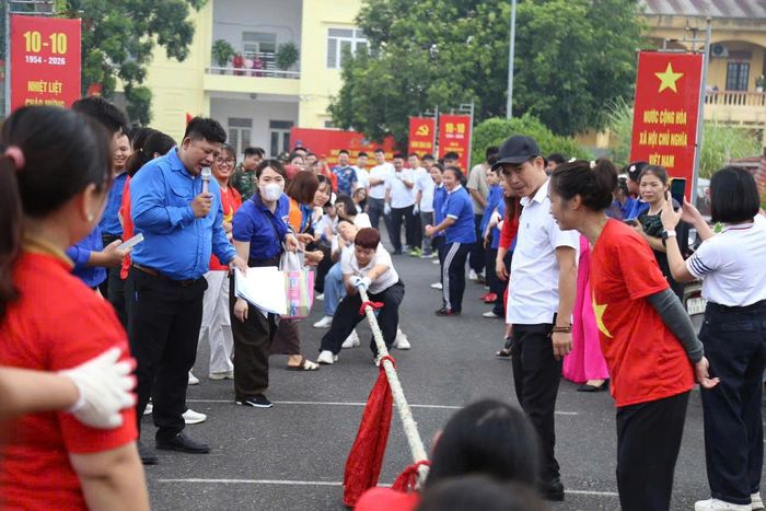 Nhiều hoạt động TDTT diễn ra sôi nổi với sự tham gia đông đảo của các đơn vị. Ảnh: PV