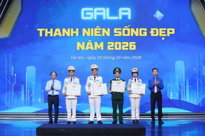 Phó Bí thư chuyên trách Đảng ủy Dân vận, Mặt trận và các đoàn thể Trung ương Phạm Tất Thắng và Bí thư Thường trực Trung ương Đoàn, Chủ tịch Trung ương Hội Sinh viên Việt Nam Nguyễn Minh Triết trao khen thưởng cho các gương thanh niên. Ảnh: Hải Lâm