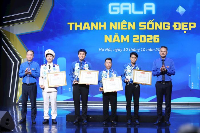 Bí thư Trung ương Đoàn, Chủ nhiệm Ủy ban kiểm tra Trung ương Đoàn Nguyễn Tường Lâm và Bí thư Trung ương Đoàn, Chủ tịch Trung ương Hội LHTN Việt Nam Nguyễn Kim Quy trao khen thưởng cho các gương thanh niên. Ảnh: Hải Lâm