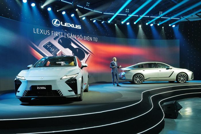 Lexus ES350h (phải) là mẫu hybrid đáng chú ý vừa xuất hiện trên thị trường. Ảnh: Hoàng Linh