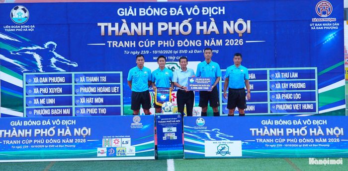 Tổ trọng tài xuất sắc nhận giải tại lễ bế mạc.