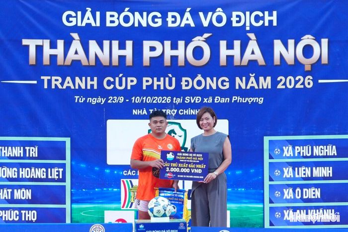 Trong khi đó, danh hiệu cầu thủ xuất sắc nhất giải thuộc về cầu thủ đội bóng xã Thư Lâm.