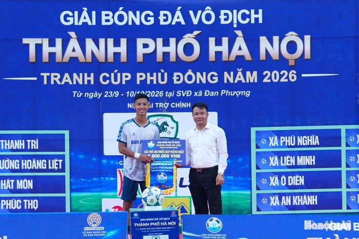 Một cầu thủ khác của xã Đan Phượng nhận danh hiệu cầu thủ ghi nhiều bàn thắng nhất giải.