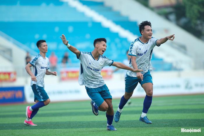Tuy nhiên, đội chủ nhà xã Đan Phượng có bàn thắng thứ 2 ở những phút cuối trận để ấn định chiến thắng 2-0 và giành chức vô địch.