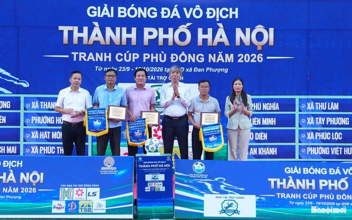 Ban Tổ chức trao biển danh hiệu tri ân các nhà tài trợ đồng hành, trong đó có Cơ quan Báo và Phát thanh, Truyền hình Hà Nội.