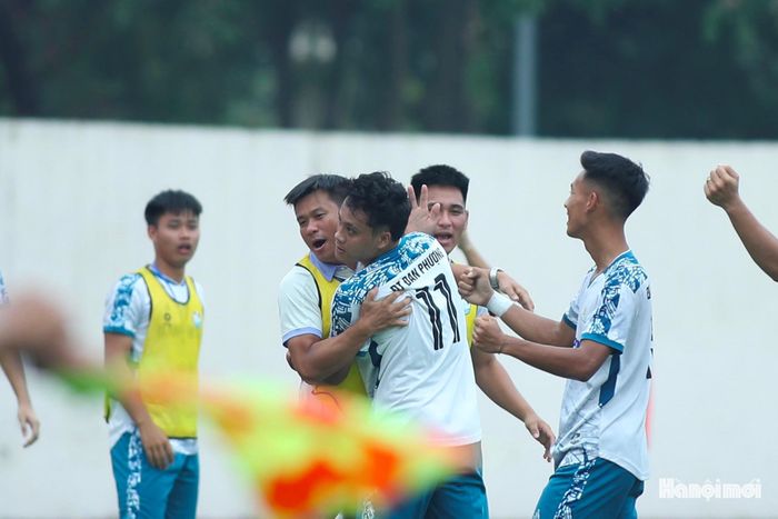 Niểm vui của cầu thủ và ban huấn luyện đội bóng xã Đan Phượng khi có bàn thắng mở tỷ số.