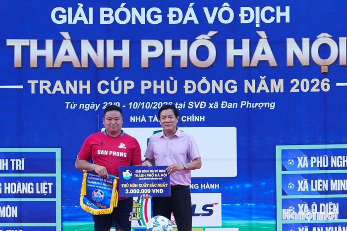 Ban Tổ chức trao giải cho Thủ môn xuất sắc nhất giải của đội bóng xã Đan Phượng.