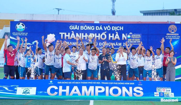 Chủ nhà xã Đan Phương chính thức đăng quang ngay trên sân nhà sau khi giành chiến thắng 2-0 trước trận đấu với xã Thư Lâm.