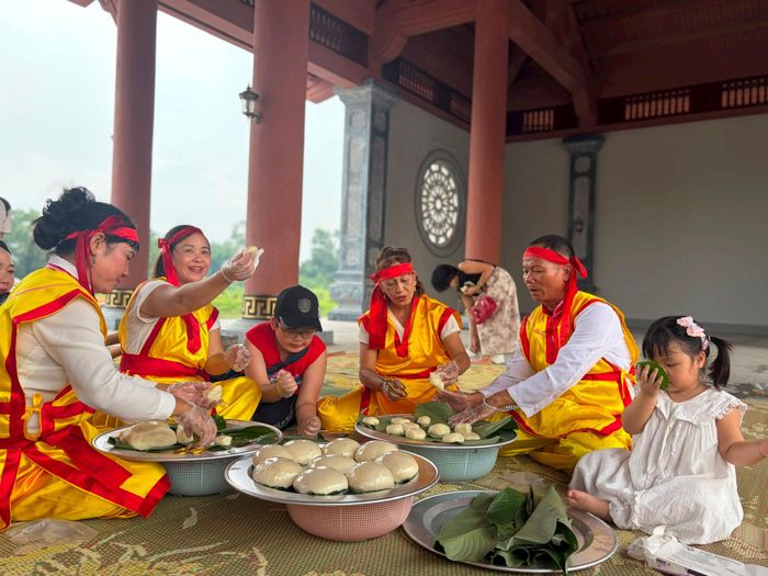Trải nghiệm làm bánh giầy cùng các nghệ nhân. Ảnh: H.L